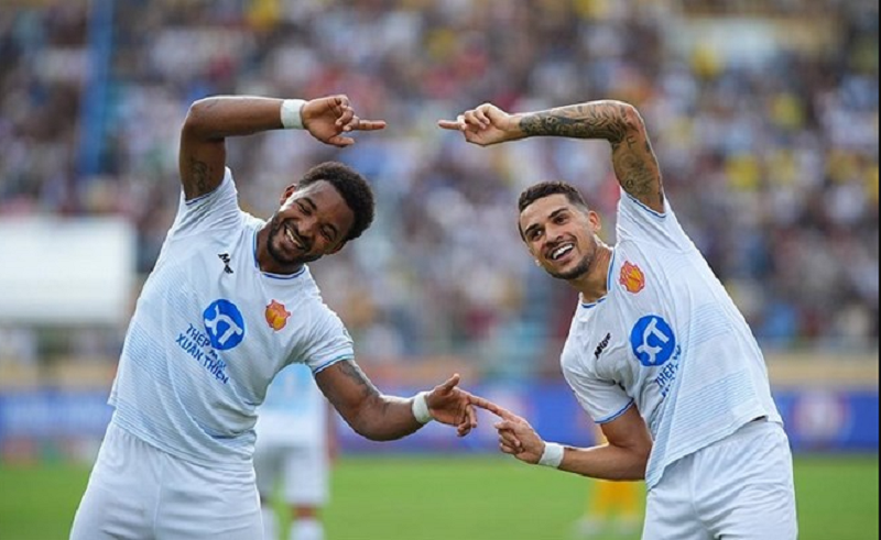 cap-doi-xuan-son-hoang-hen-hua-hen-bung-no-truoc-malaysia